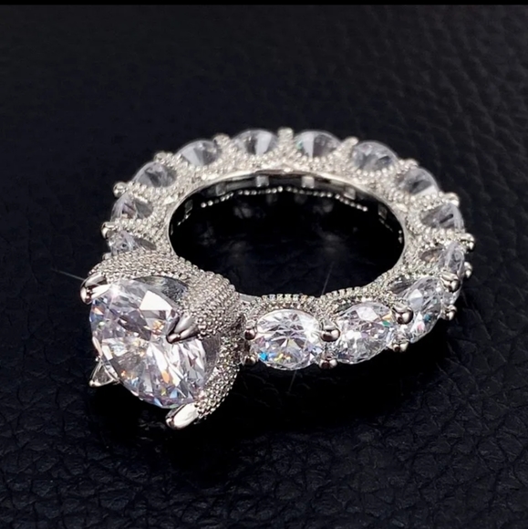 Gorgeous Zircon Ring - Picture 4 of 6